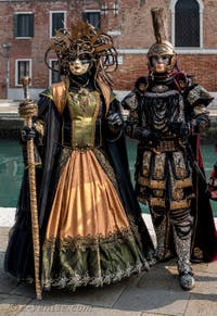 Les costumés du carnaval de Venise devant l'Arsenal de Venise.