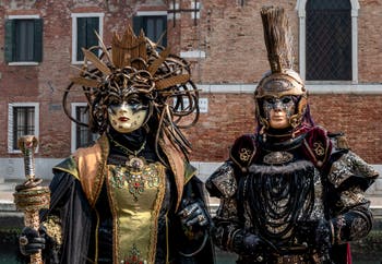 Les costumés du carnaval de Venise devant l'Arsenal de Venise.