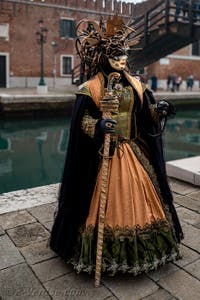 Les costumés du carnaval de Venise devant l'Arsenal de Venise.