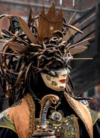 Les costumés du carnaval de Venise devant l'Arsenal de Venise.