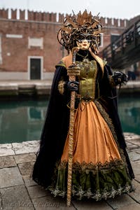 Les costumés du carnaval de Venise devant l'Arsenal de Venise.