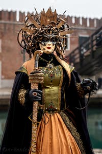 Les costumés du carnaval de Venise devant l'Arsenal de Venise.