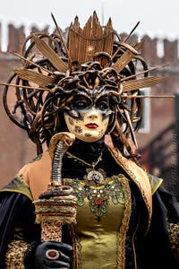 Les costumés du carnaval de Venise devant l'Arsenal de Venise.