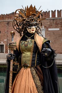 Les costumés du carnaval de Venise devant l'Arsenal de Venise.