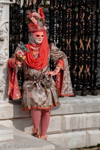 Les costumés du carnaval de Venise devant l'Arsenal de Venise.