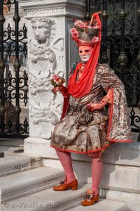 Les costumés du carnaval de Venise devant l'Arsenal de Venise.