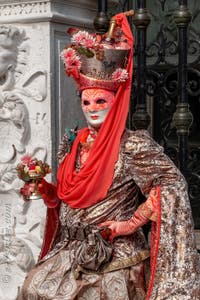 Les costumés du carnaval de Venise devant l'Arsenal de Venise.