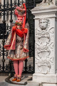 Les costumés du carnaval de Venise devant l'Arsenal de Venise.