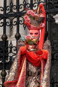 Les costumés du carnaval de Venise devant l'Arsenal de Venise.