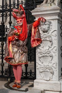 Les costumés du carnaval de Venise devant l'Arsenal de Venise.