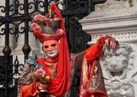 Les costumés du carnaval de Venise devant l'Arsenal de Venise.