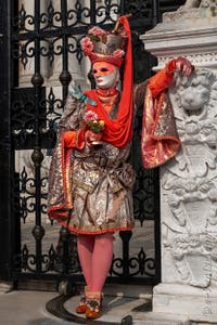 Les costumés du carnaval de Venise devant l'Arsenal de Venise.