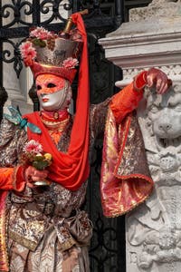 Les costumés du carnaval de Venise devant l'Arsenal de Venise.