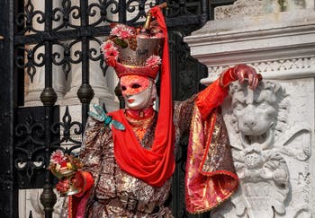 Les costumés du carnaval de Venise devant l'Arsenal de Venise.