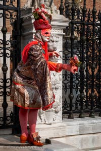 Les costumés du carnaval de Venise devant l'Arsenal de Venise.