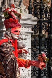 Les costumés du carnaval de Venise devant l'Arsenal de Venise.