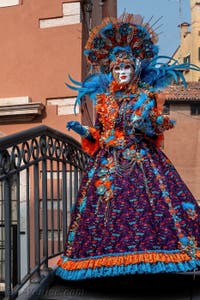 Les costumés du carnaval de Venise devant l'Arsenal de Venise.