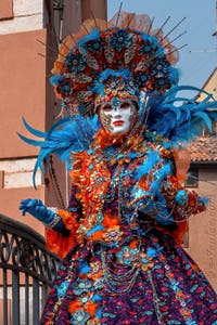 Les costumés du carnaval de Venise devant l'Arsenal de Venise.