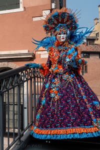 Les costumés du carnaval de Venise devant l'Arsenal de Venise.