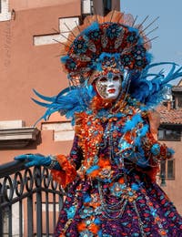 Les costumés du carnaval de Venise sur le Campo San Martin.