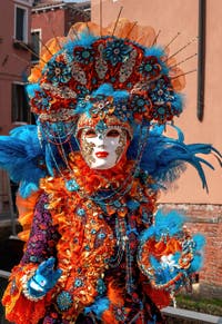 Les costumés du carnaval de Venise sur le Campo San Martin.