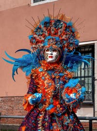 Les costumés du carnaval de Venise sur le Campo San Martin.