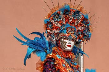 Les costumés du carnaval de Venise sur le Campo San Martin.