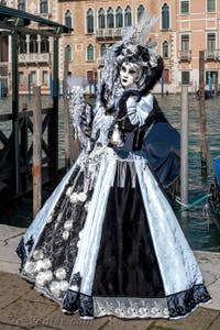 Les costumés du carnaval de Venise devant la Madonna de la Salute.