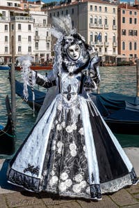 Les costumés du carnaval de Venise devant la Madonna de la Salute.