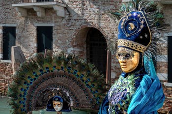 Les costumés du carnaval de Venise devant la Madonna de la Salute.