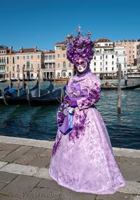 Les costumés du carnaval de Venise devant la Madonna de la Salute.