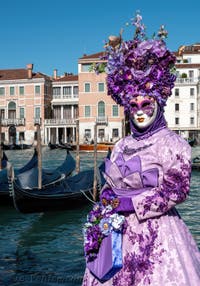 Les costumés du carnaval de Venise devant la Madonna de la Salute.