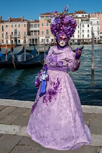 Les costumés du carnaval de Venise devant la Madonna de la Salute.