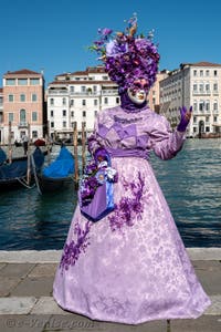 Les costumés du carnaval de Venise devant la Madonna de la Salute.