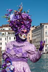 Les costumés du carnaval de Venise devant la Madonna de la Salute.