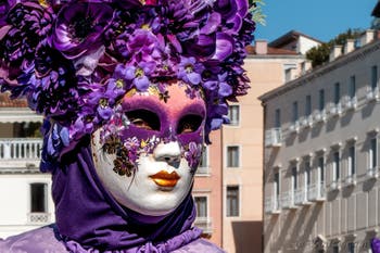 Les costumés du carnaval de Venise devant la Madonna de la Salute.