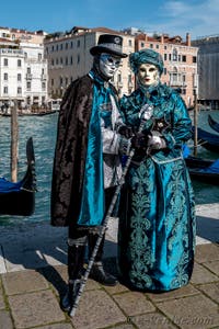 Les costumés du carnaval de Venise devant la Madonna de la Salute.