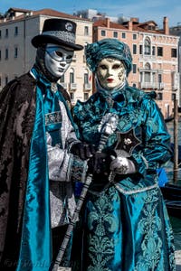 Les costumés du carnaval de Venise devant la Madonna de la Salute.