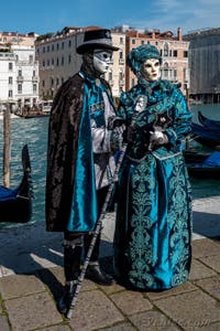 Les costumés du carnaval de Venise devant la Madonna de la Salute.