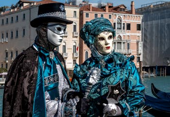 Les costumés du carnaval de Venise devant la Madonna de la Salute.