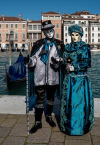 Les costumés du carnaval de Venise devant la Madonna de la Salute.