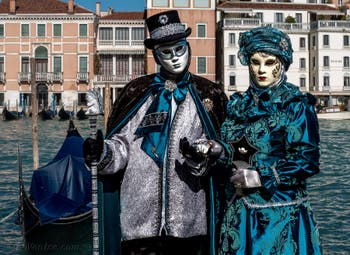 Les costumés du carnaval de Venise devant la Madonna de la Salute.