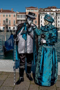 Les costumés du carnaval de Venise devant la Madonna de la Salute.