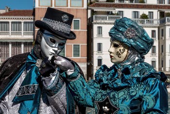 Les costumés du carnaval de Venise devant la Madonna de la Salute.