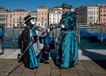 Les costumés du carnaval de Venise devant la Madonna de la Salute.