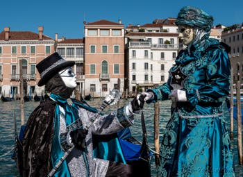 Les costumés du carnaval de Venise devant la Madonna de la Salute.