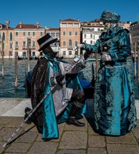 Les costumés du carnaval de Venise devant la Madonna de la Salute.