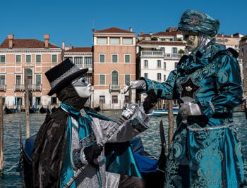 Les costumés du carnaval de Venise devant la Madonna de la Salute.