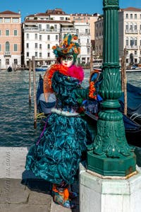 Les costumés du carnaval de Venise devant la Madonna de la Salute.