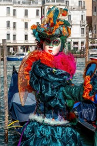 Les costumés du carnaval de Venise devant la Madonna de la Salute.